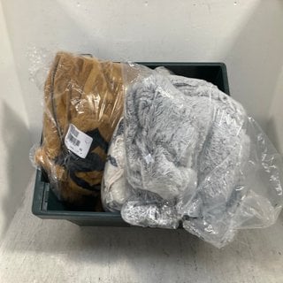 Lot 651  
            Marchington SR12 - Parcel Delivery Only 

                
QTY OF ASSORTED LADIES CLOTHES IN VARIOUS SIZES AND DESIGNS TO INCLUDE NUAGE FLUF...