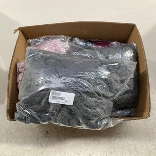 Lot 652  
            Marchington SR12 - Parcel Delivery Only 

                
QTY OF ASSORTED LADIES CLOTHES IN VARIOUS SIZES AND DESIGNS TO INCLUDE COZEE HOME...