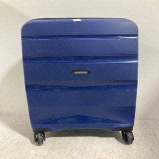 Lot 657  
            Marchington SR12 - Parcel Delivery Only 

                
AMERICAN TOURISTER SMALL HARDSHELL CABIN CASE IN NAVY: LOCATION - B1