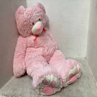 Lot 710  
            Marchington SR12 - Parcel Delivery Only 

                
LARGE TEDDY BEAR IN PINK: LOCATION - C0