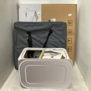 Lot 718  
            Marchington SR12 - Parcel Delivery Only 

                
QTY OF ASSORTED PET ITEMS TO INCLUDE VOUNOT LARGE DOG CARRIER IN GREY: LOCATION - C0