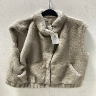 Lot 71  
            Marchington SR12 - Parcel Delivery Only 

                
WOMENS NOOKI LONDON ISLA FAUX FUR GILET IN GREY SIZE LARGE - ORIGINAL RRP: £105.0...