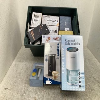 Lot 775  
            Marchington SR12 - Parcel Delivery Only 

                
QTY OF ASSORTED KITCHEN ACCESSORIES TO INCLUDE LAVAZZA MILK EASY: LOCATION - C4