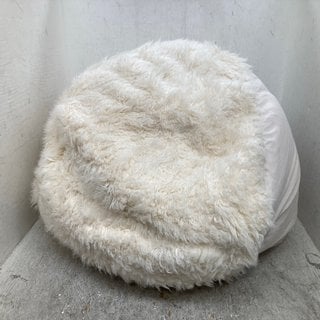 Lot 777  
            Marchington SR12 - Parcel Delivery Only 

                
LARGE FLUFFY BEANBAG IN WHITE: LOCATION - C4