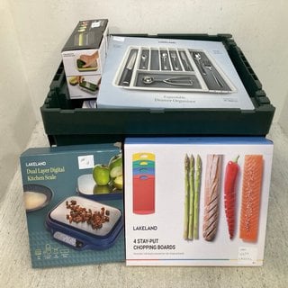 Lot 812  
            Marchington SR12 - Parcel Delivery Only 

                
QTY OF ASSORTED HOUSEHOLD ITEMS TO INCLUDE DUAL LAYER DIGITAL KITCHEN SCALES: LOC...