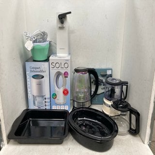 Lot 828  
            Marchington SR12 - Parcel Delivery Only 

                
QTY OF ASSORTED HOUSEHOLD ITEMS TO INCLUDE GLASS WEIGHING SCALES: LOCATION - C7