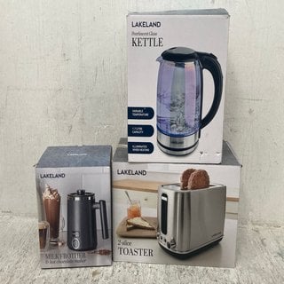 Lot 977  
            Marchington SR12 - Parcel Delivery Only 

                
3 X ASSORTED HOUSEHOLD ITEMS TO INCLUDE PEARLESCENT GLASS KETTLE: LOCATION - C15