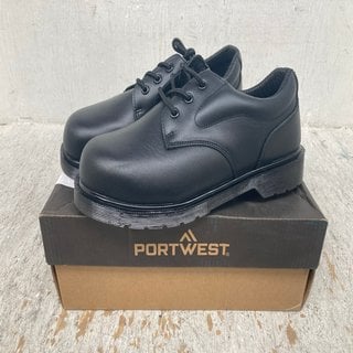 Lot 988  
            Marchington SR12 - Parcel Delivery Only 

                
PORTWEST FW26 AIR CUSHION SAFETY SHOES IN BLACK - UK 8: LOCATION - D15