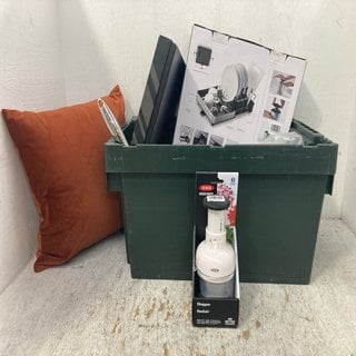 Lot 995  
            Marchington SR12 - Parcel Delivery Only 

                
QTY OF ASSORTED HOUSEHOLD ITEMS TO INCLUDE JOSEPH JOSEPH 2 PIECE SINK ORGANISATIO...