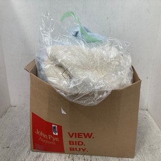 Lot 996  
            Marchington SR12 - Parcel Delivery Only 

                
4 X ASSORTED JOHN LEWIS & PARTNERS CLOTHING ITEMS TO INCLUDE BATH ROBE IN BLUE - ...