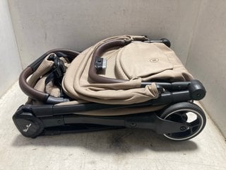 Lot 1039  
            Marchington SR17 - Parcel Delivery Only 

                
SILVER CROSS CLIC STROLLER IN LATTE - ORIGINAL RRP £295: LOCATION - AR2