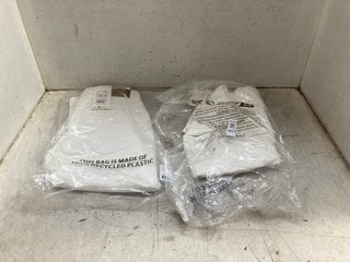 Lot 1053  
            Marchington SR17 - Parcel Delivery Only 

                
2 X PAIRS OF CREAM WOMENS 3/4 TWILL COCO FIT JEANS - SIZES 8 & 6 COMBINED RRP £14...