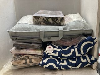 Lot 1090  
            Marchington SR17 - Parcel Delivery Only 

                
QTY OF ASSORTED SOFT FURNISHINGS TO INCLUDE HELENA SPRINGFIELD LONDON JACARANDA 2...