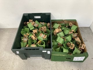 Lot 1201  
            Marchington SR17 - Parcel Delivery Only 

                
QTY OF WATER HARRISON'S PEANUT BUTTER OUTDOOR BIRD FEEDERS: LOCATION - AR12