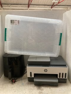 Lot 1284  
            Marchington SR17 - Parcel Delivery Only 

                
3 X ASSORTED ITEMS TO INCLUDE TOWER VORTX 4.2L DIGITAL AIR FRYER IN BLACK: LOCATI...