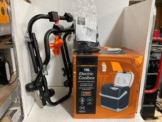 Lot 1015  
            Marchington SR10 - Parcel Delivery Only 

                
19L IN CAR ELECTRIC COOL BOX TO INCLUDE 3 BIKE REAR MOUNTED BIKE RACK: LOCATION -...