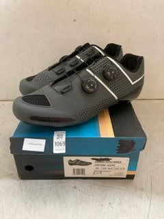 Lot 1069  
            Marchington SR10 - Parcel Delivery Only 

                
PAIR OF CARBON CYCLE SHOES IN GREY : SIZE 10 UK: LOCATION - BR6