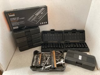 Lot 1124  
            Marchington SR10 - Parcel Delivery Only 

                
QTY OF ASSORTED TOOL SETS TO INCLUDE 32 PIECE COMBINATION SPANNER SET: LOCATION -...