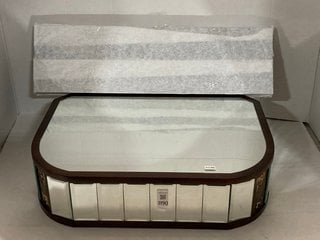 Lot 1190  
            Marchington SR10 - Parcel Delivery Only 

                
CONTEMPORARY STYLE GATSBY MIRRORED SIDE TABLE IN MIRROR FINISH: LOCATION - CR4