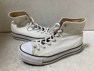 Lot 1211  
            Marchington SR10 - Parcel Delivery Only 

                
PAIR OF CONVERSE HIGH TOP TRAINERS SIZE 7: LOCATION - BR12