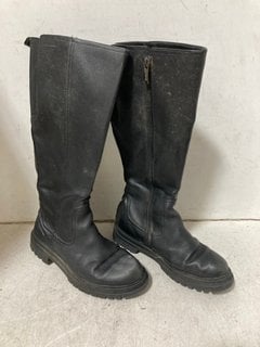 Lot 1212  
            Marchington SR10 - Parcel Delivery Only 

                
PAIR OF TAMARIS HIGH BOOTS SIZE 39: LOCATION - BR12