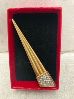 Lot 1218  
            Marchington SR10 - Parcel Delivery Only 

                
A LARGE GOLD COLOURED ARROW BROOCH SET WITH CLEAR STONES, BOXED: LOCATION - BR13