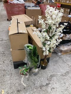 Lot 128  
            Marchington SR17 - Delivery or Collection 

                
QTY OF ASSORTED ITEMS TO INCLUDE 85CM HANDING ARTIFICIAL POTHOS PLANT WITH PLANTE...