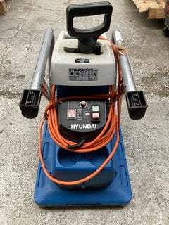 Lot 246  
            Marchington SR17 - Collection 

                
(COLLECTION ONLY) HYUNDAI 2800W GARDEN SHREDDER: LOCATION - B3