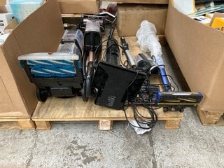 Lot 308  
            Marchington SR17 - Delivery or Collection 

                
QTY OF ASSORTED VAX AND SHARK VACUUM CLEANERS TO INCLUDE VAX PLATINUM SMART WASH ...