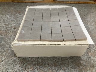 Lot 39  
            Marchington SR18 - Collection 

                
(COLLECTION ONLY) 1 BOX = 9 SHEETS OF 300MM2 STONE MOSAIC TILES IN TABACCO - ORIG...