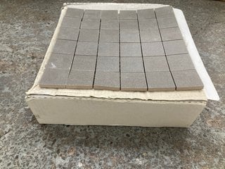 Lot 48  
            Marchington SR18 - Collection 

                
(COLLECTION ONLY) 1 BOX = 9 SHEETS OF 300MM2 STONE MOSAIC TILES IN TABACCO - ORIG...