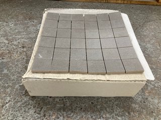 Lot 49  
            Marchington SR18 - Collection 

                
(COLLECTION ONLY) 1 BOX = 9 SHEETS OF 300MM2 STONE MOSAIC TILES IN TABACCO - ORIG...