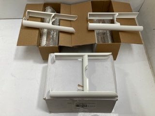 Lot 835  
            Marchington SR18 - Delivery or Collection 

                
QTY OF ASSORTED FEET FOR COLUMN RADIATORS - ORIGINAL RRP £300: LOCATION - RACKING 2