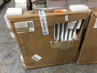 Lot 930  
            Marchington SR18 - Delivery or Collection 

                
TRADITIONAL HORIZONTAL 3 COLUMN CAST IRON STYLE RADIATOR IN WHITE 605 X 600MM - O...