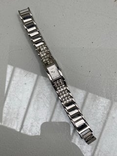 Lot 1040  
            Marchington SR13 - Parcel Delivery Only 

                
FOSSIL LADIES WRISTWATCH IN STAINLESS STEEL SET WITH CLEAR STONES: LOCATION - F3