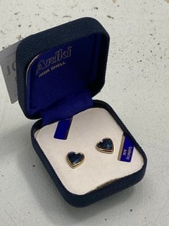 Lot 1043  
            Marchington SR13 - Parcel Delivery Only 

                
A PAIR OF ARIKI GOLD PLATED PAU'A SHELL VINTAGE EARRINGS, BOXED: LOCATION - F3