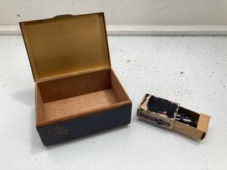 Lot 1049  
            Marchington SR13 - Parcel Delivery Only 

                
A GEORGE V AND MARY SILVER JUBILEE CIGARETTE BOX: LOCATION - F3