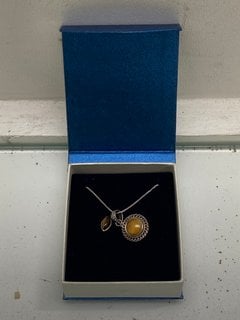 Lot 1067  
            Marchington SR13 - Parcel Delivery Only 

                
A HALLMARKED SILVER PENDANT AND CHAIN AND MATCHING EARRINGS SET WITH TIGER'S EYE ...