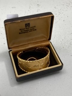 Lot 1076  
            Marchington SR13 - Parcel Delivery Only 

                
A VINTAGE COSTUME BRACELET, GOLD COLOURED, DECORATED WITH SHELLS AND STARFISH WIT...