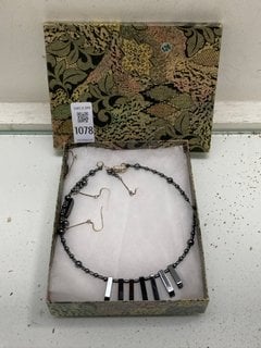 Lot 1078  
            Marchington SR13 - Parcel Delivery Only 

                
HEMATITE NECKLACE AND TWO PAIRS OF EARRINGS, BOXED: LOCATION - F3