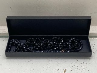 Lot 1079  
            Marchington SR13 - Parcel Delivery Only 

                
A HEAVY VINTAGE BLACK BEAD NECKLACE, BOXED: LOCATION - F3