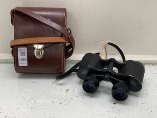 Lot 1085  
            Marchington SR13 - Parcel Delivery Only 

                
A PAIR OF CARL ZEISS JENA 8 X 30 JENOPTEN VINTAGE BINOCULARS IN FITTED LEATHER CA...