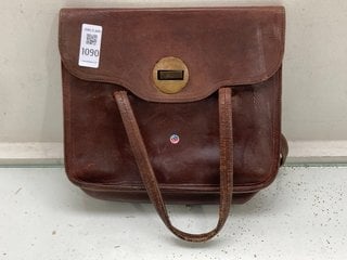 Lot 1090  
            Marchington SR13 - Parcel Delivery Only 

                
ANTIQUE LEATHER SATCHEL/DOCUMENT CASE: LOCATION - F2