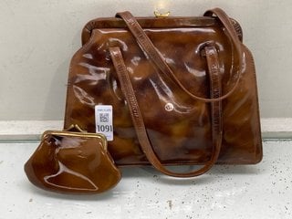 Lot 1091  
            Marchington SR13 - Parcel Delivery Only 

                
VINTAGE LODIX HANDBAG IN BROWN PATENT LEATHER AND MATCHING PURSE: LOCATION - F2