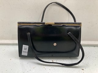 Lot 1093  
            Marchington SR13 - Parcel Delivery Only 

                
1950S JONELLE BRITISH MADE BLACK LEATHER HANDBAG WITH BRASS CLASP: LOCATION - F2
