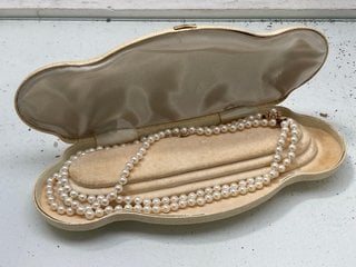 Lot 1100  
            Marchington SR13 - Parcel Delivery Only 

                
A TRIPLE STRAND OF VINTAGE SIMULATED PEARLS WITH A GOLD COLOURED CLASP, BOXED: LO...