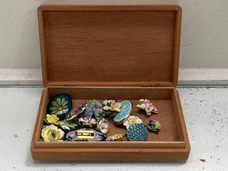 Lot 1120  
            Marchington SR13 - Parcel Delivery Only 

                
A VINTAGE WOODEN BOX CONTAINING PORCELAIN AND BONE CHINA BROOCHES: LOCATION - F1