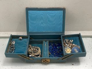 Lot 1122  
            Marchington SR13 - Parcel Delivery Only 

                
AN ANTIQUE JEWELLERY BOX AND CONTENTS: LOCATION - F1