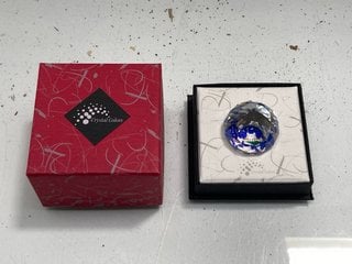 Lot 1127  
            Marchington SR13 - Parcel Delivery Only 

                
AN AUSTRIAN CRYSTAL COLOURED COMMEMORATIVE MILLENNIUM DESK PAPERWEIGHT, BOXED: LO...