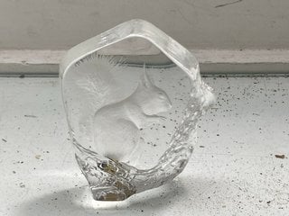 Lot 1128  
            Marchington SR13 - Parcel Delivery Only 

                
MATS JONASSON HANDMADE SWEDISH CRYSTEL SQUIRREL PAPERWEIGHT: LOCATION - F1